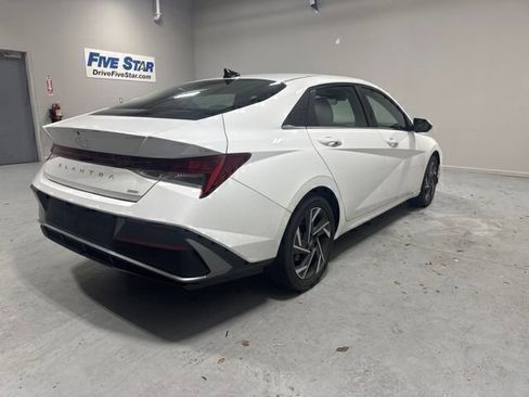 Certified 2025 Hyundai Elantra Limited FWD image 5