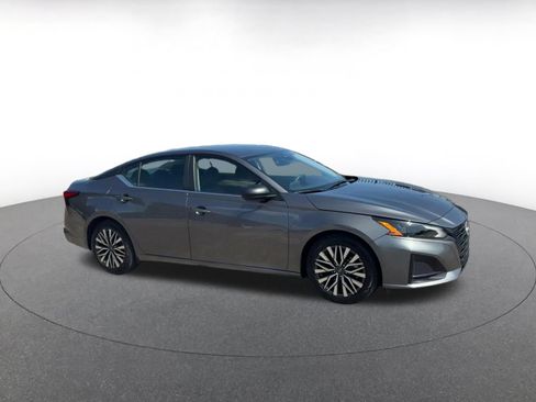 Used 2026 Nissan Altima 2.5 SV FWD image 2