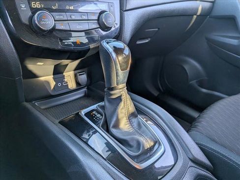 Used 2019 Nissan Rogue SV image 11