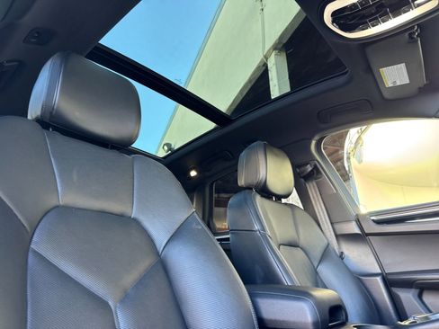 Certified 2024 Porsche Macan S AWD/4WD image 19