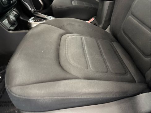 Used 2022 Jeep Renegade Latitude w/ Convenience Group AWD/4WD image 28