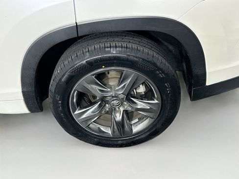 Used 2017 Toyota Highlander Limited Platinum FWD image 11