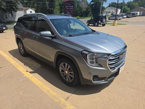 Used 2024 GMC Terrain SLT FWD image 2