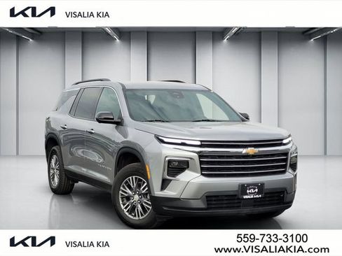 Used 2024 Chevrolet Traverse LT FWD image 1
