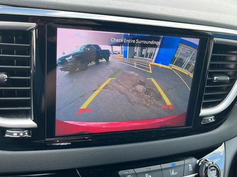 Used 2025 Chrysler Pacifica Select image 14