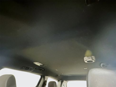 Used 2023 Chrysler Pacifica Touring image 21