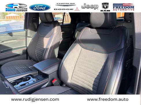 Used 2025 Ford Explorer ST-Line w/ ST-Line Street Pack image 11