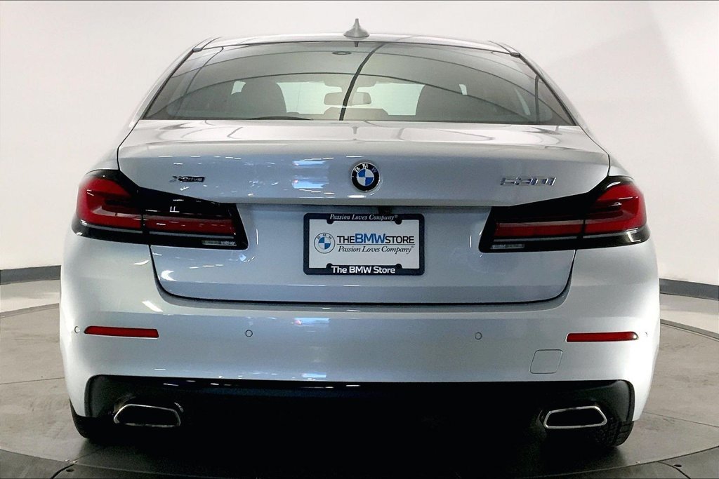 Used 2021 BMW 530i xDrive w/ Premium Package AWD/4WD image 3