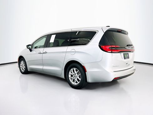 Used 2024 Chrysler Pacifica Touring-L FWD image 5