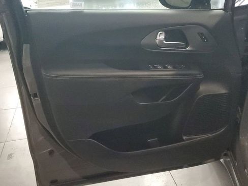 Used 2025 Chrysler Pacifica Select image 19