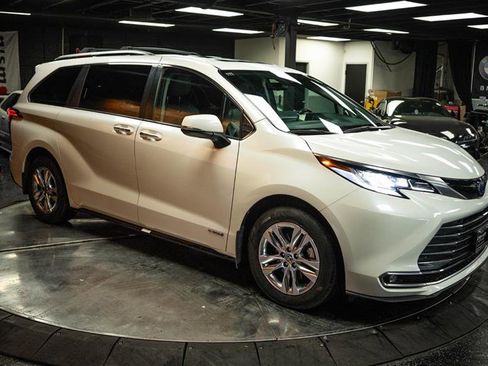 Used 2021 Toyota Sienna Limited image 5