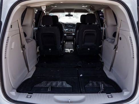 Used 2022 Chrysler Voyager LX FWD image 6