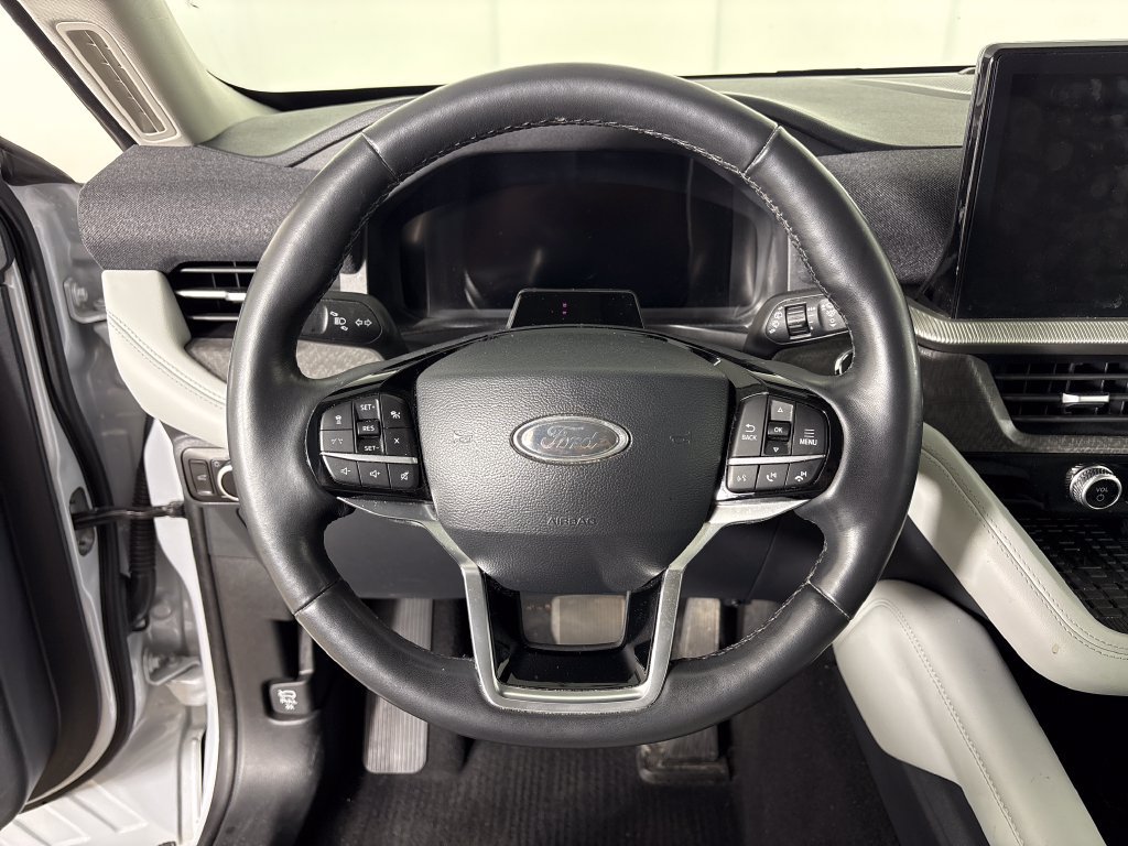 Used 2025 Ford Explorer Platinum w/ Ultimate Package AWD/4WD image 18