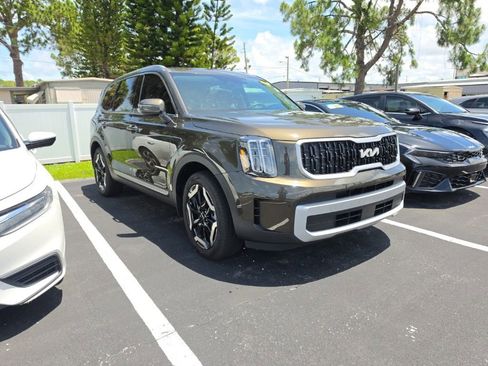 Used 2025 Kia Telluride EX w/ EX Captain's Chair Package FWD image 1
