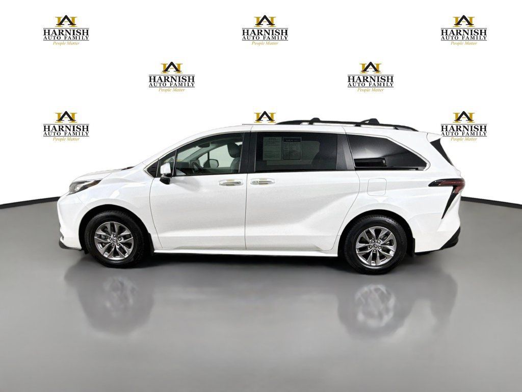 Used 2023 Toyota Sienna XLE AWD/4WD image 4