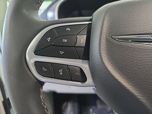 Certified 2024 Chrysler Pacifica Touring-L FWD image 19