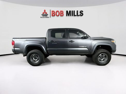 Used 2017 Toyota Tacoma TRD Sport w/ Tow Package (A/T) AWD/4WD image 8
