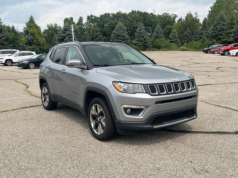 Used 2019 Jeep Compass Limited AWD/4WD image 2