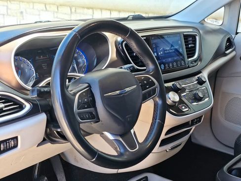 Used 2017 Chrysler Pacifica Touring-L w/ Tire & Wheel Group FWD image 10