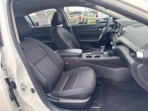 Used 2025 Nissan Altima 2.5 SV FWD image 18