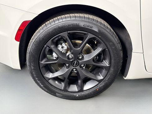 Used 2021 Chrysler Pacifica Touring-L w/ Uconnect Theater Family Group image 31