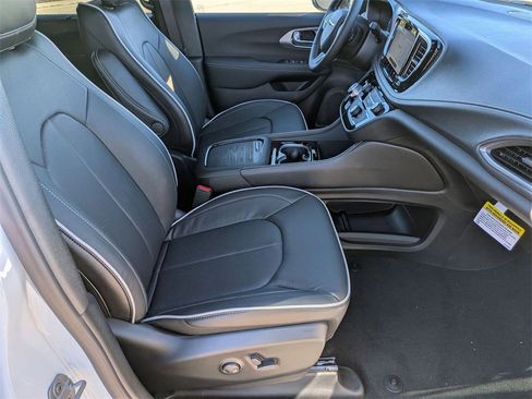 New 2026 Chrysler Pacifica Limited w/ Trailer Tow Group image 32