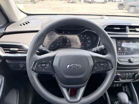 Used 2022 Chevrolet TrailBlazer LT w/ Confidence II Package FWD image 12