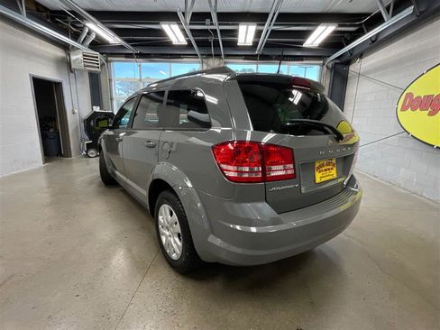 Used 2019 Dodge Journey SE image 3