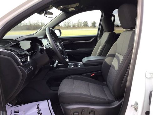 Used 2025 GMC Acadia Elevation image 30