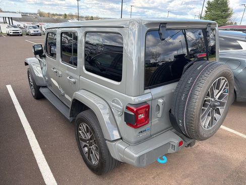 Used 2022 Jeep Wrangler Unlimited Sahara image 3