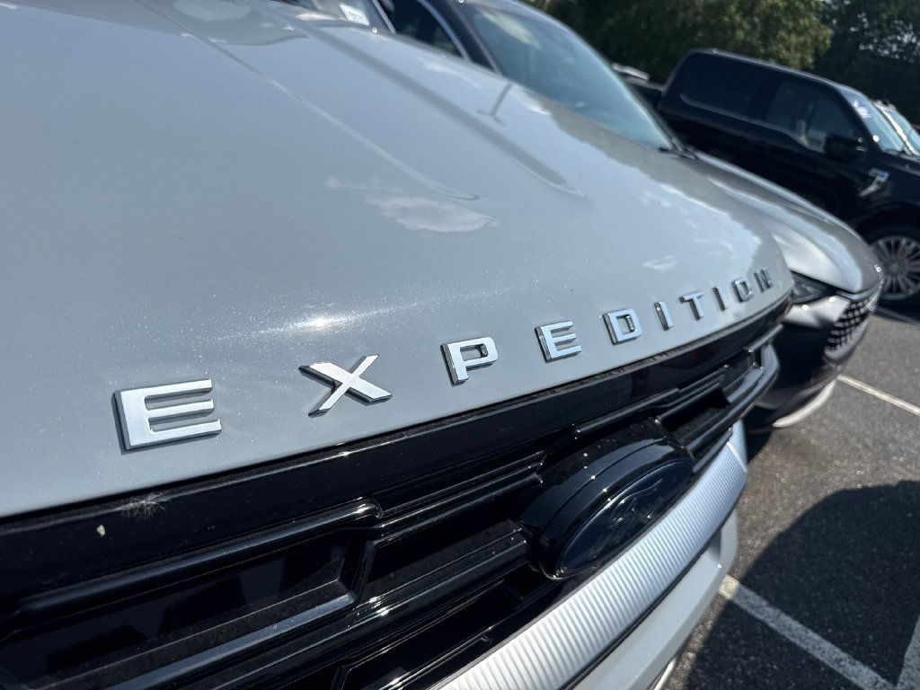 Used 2025 Ford Expedition Platinum w/ Driver's Package AWD/4WD image 4