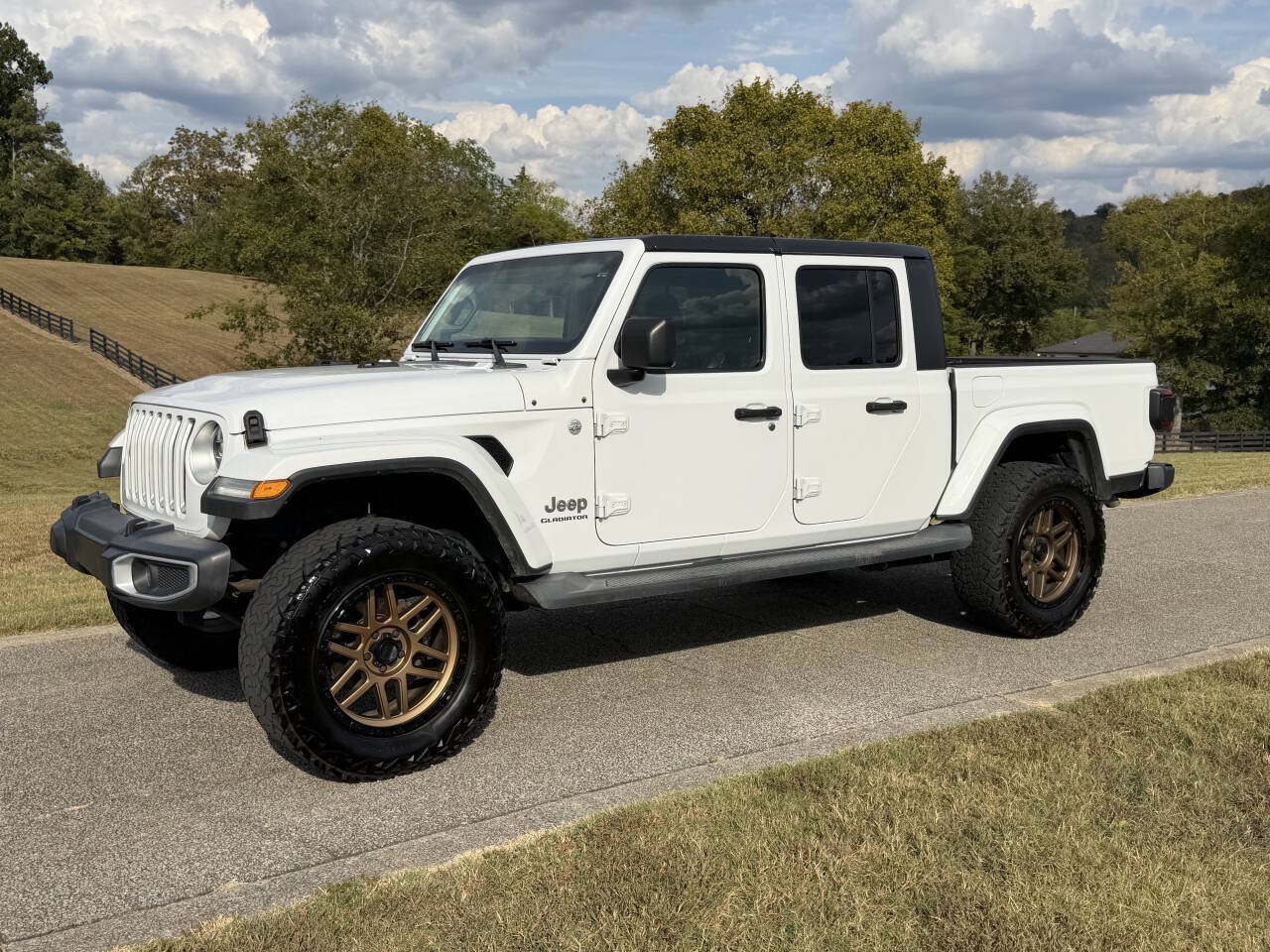 Used 2020 Jeep Gladiator Overland AWD/4WD image 1
