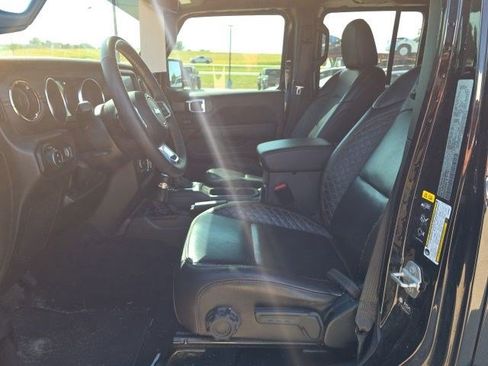 Used 2023 Jeep Gladiator Overland AWD/4WD image 17