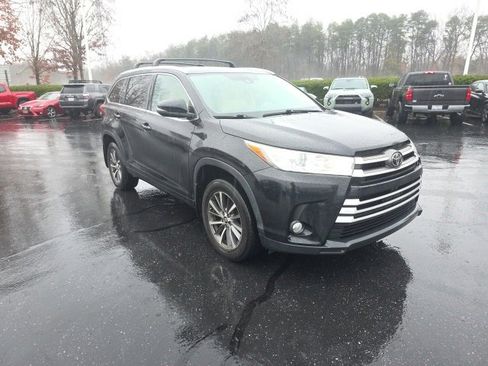 Used 2018 Toyota Highlander XLE image 3