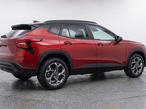 Used 2025 Chevrolet Trax LT w/ LT Convenience Package FWD image 9