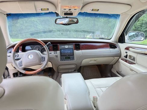 Used 2003 Lincoln Town Car Signature RWD image 18