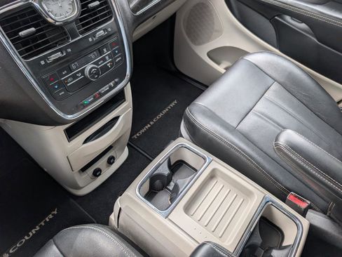 Used 2015 Chrysler Town & Country Touring FWD image 26