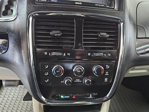 Used 2019 Dodge Grand Caravan SXT image 19