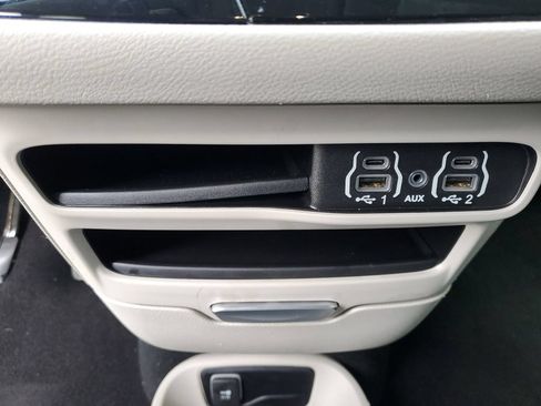 Used 2024 Chrysler Pacifica Touring-L FWD image 28
