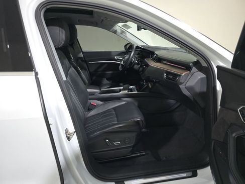 Used 2019 Audi e-tron Prestige w/ Prestige Package image 8