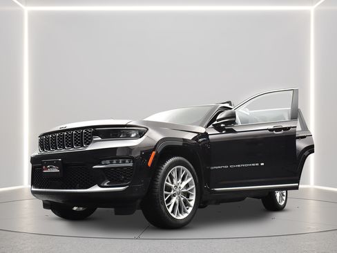 Used 2022 Jeep Grand Cherokee Summit w/ Advanced Protech Group IV AWD/4WD image 2