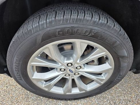 Used 2020 Ford Explorer XLT w/ Equipment Group 202A AWD/4WD image 12