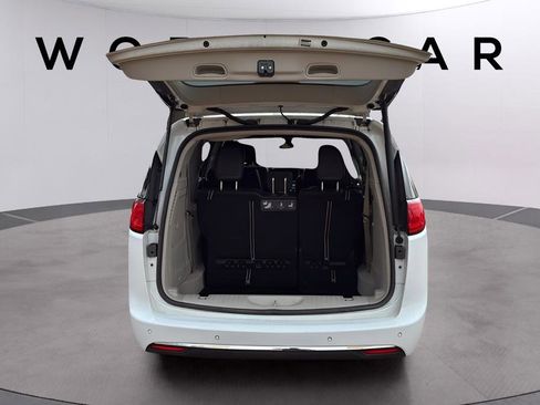 Used 2018 Chrysler Pacifica Touring-L image 45