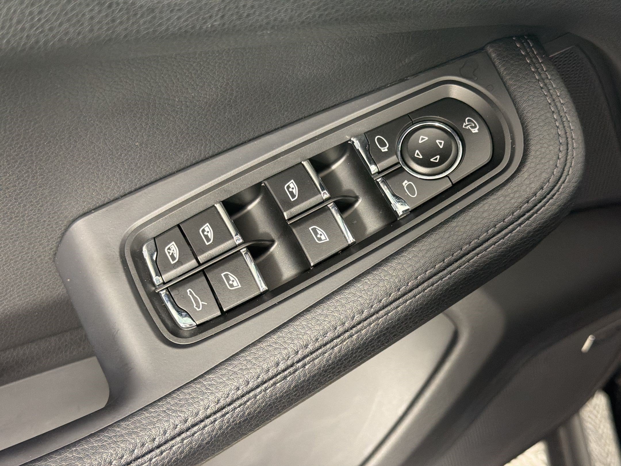 Certified 2026 Porsche Macan AWD/4WD image 13