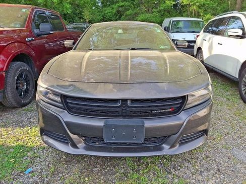Used 2017 Dodge Charger SXT RWD image 2