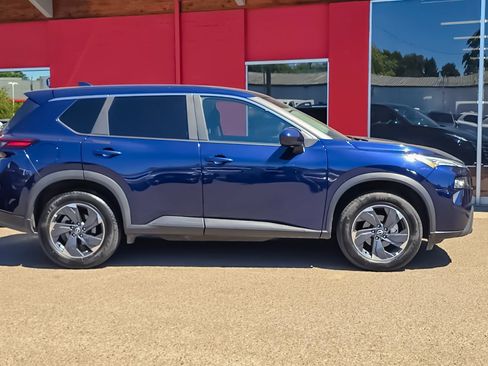 Used 2025 Nissan Rogue SV FWD image 2