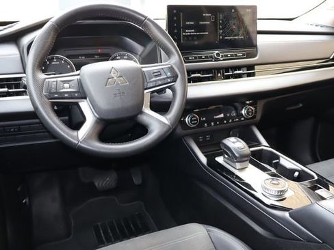 Used 2025 Mitsubishi Outlander AWD image 4
