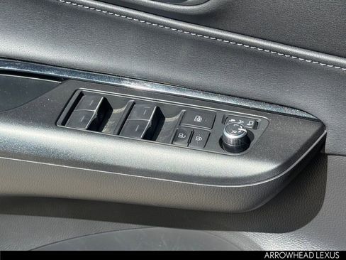 Used 2022 Toyota Venza LE image 22