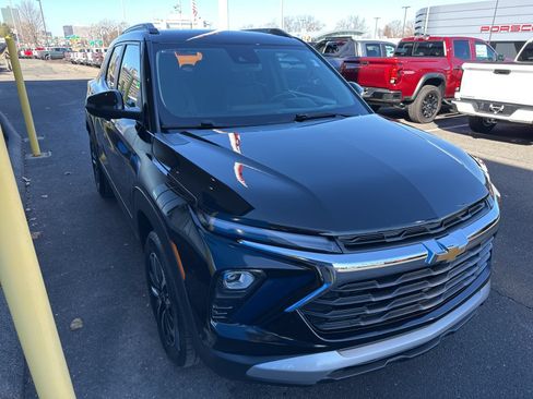 Used 2024 Chevrolet TrailBlazer LT w/ LT Cold Weather Package AWD/4WD image 3
