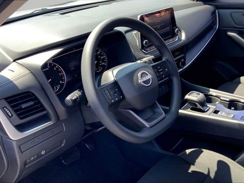 Used 2025 Nissan Rogue S image 12